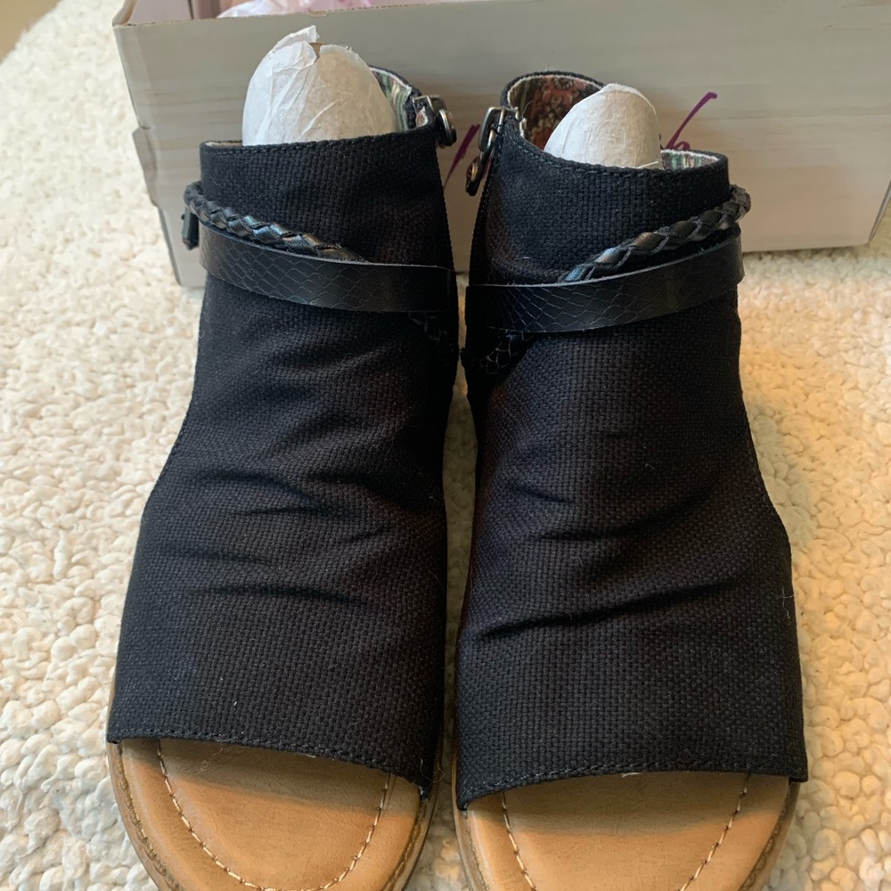 Blowfish women’s black sandals